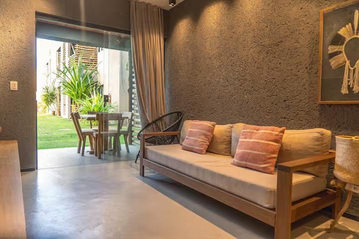 Sala de estar da Villas Patacho, com sofá confortável e vista para a área externa